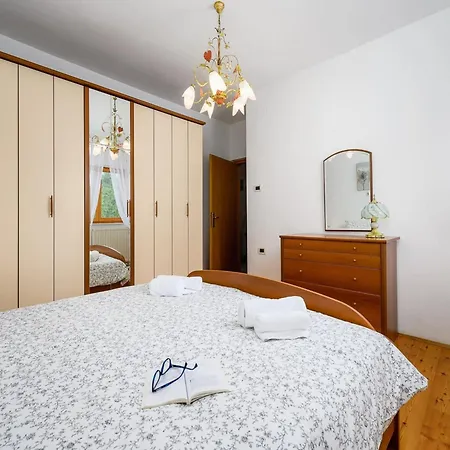 Spacious In Markoci *