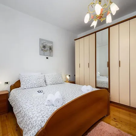 Spacious In Markoci Daire Veli Turini