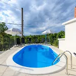 Apartament Spacious In Markoci