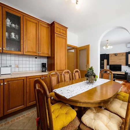 Apartment Spacious In Markoci *