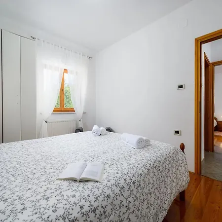 Apartment Spacious In Markoci *