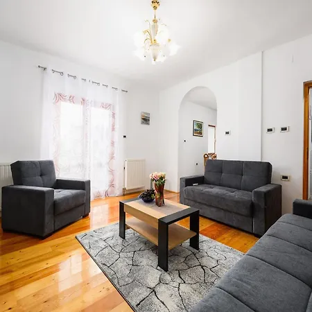 Apartment Spacious In Markoci *